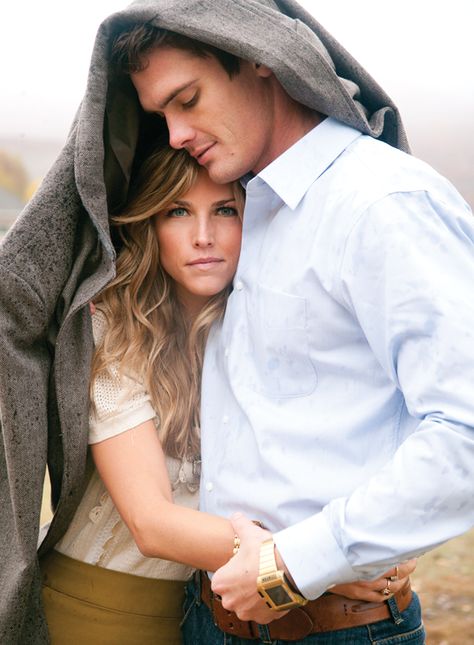 Fall rain Man Protecting Woman, Picture Man, Man Close, Coat Outfit, Foto Poses, Engagement Inspiration, Photo Couple, Fall Engagement, Engagement Pictures