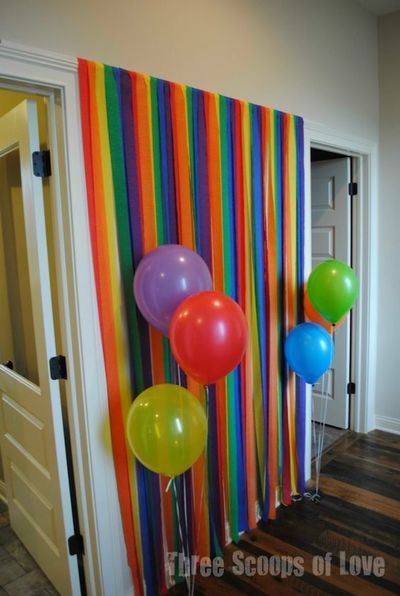 5 PARTY HACKS!!! These are sure to make party planning easy for you and fun for your guests! Easy Photo Backdrop, Diy Streamers, Streamer Backdrop, Party Streamers, Preschool Graduation, Party Hacks, School Dance, Balloon Backdrop, Photo Booth Backdrop