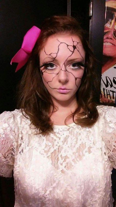 Broke Doll Makeup Halloween, Zombie Doll Makeup, Broken Doll Face Makeup, Possessed Doll Makeup, Sibby Dubois, Haunted Doll Makeup, Broken Doll Halloween Costume, Broken Doll Face, Halloween Doll Makeup