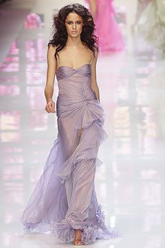 Chanel Wedding Dress, Mauve Prom Dress, Colour Clothes, Runway Gowns, Versace Runway, Historic Fashion, Versace Spring, Runway Fashion Couture, Runway Outfits