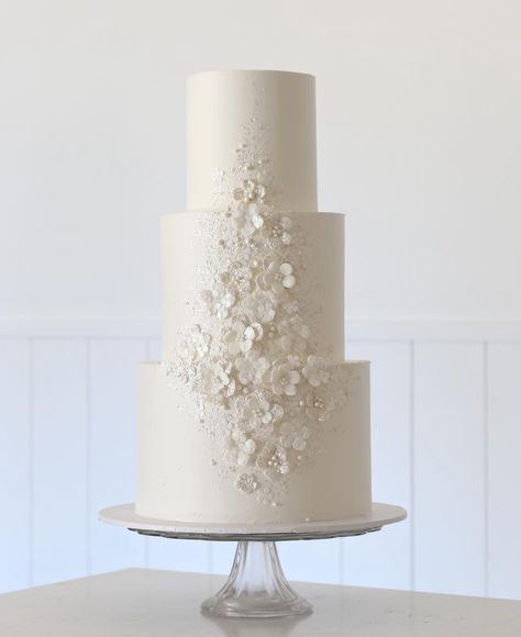 Wedding Cake Simple Elegant, Textured Wedding Cakes, Sugar Flowers Tutorial, Cake Design Inspiration, Edible Favors, Cake Decorating Classes, Simple Wedding Cake, Unique Wedding Cakes, Wedding Cakes With Flowers