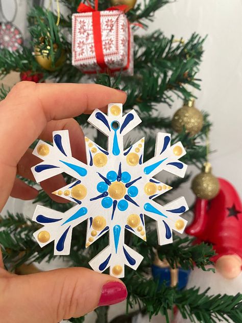 Painted Wooden Snowflake Ornaments, Dot Art Painting Christmas Ornaments, Painting Wooden Snowflakes, Painted Snowflake Ornaments, Painted Snowflakes On Wood, Painted Wooden Snowflakes, Snowflakes For Kids, Wooden Snowflake Ornaments, Painted Wooden Ornaments