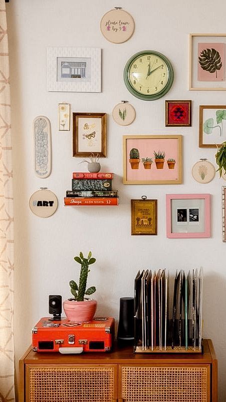 Writers Apartment, Earthy Gallery Wall, Retro Boho Decor, Vintage Wall Collage Ideas, Eccentric Gallery Wall, Retro Vintage Room, Photo Gallery Wall Ideas, Retro Chic Decor, Gallery Wall Inspiration