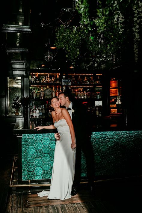 Weddings In Restaurants, Wedding New York City, New York Aesthetic Wedding, Downtown Wedding Reception, London City Hall Wedding, Modern City Wedding Photos, City Glam Wedding, Romantic City Wedding, Nyc Chic Wedding