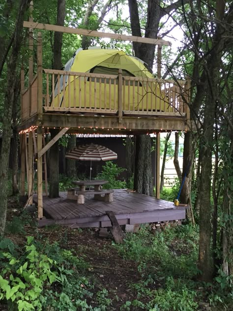 Camping Tree House, Camping Deck Ideas, Camp Building Ideas, Camping Places Design, Treehouse Platform Simple, Diy Campsite Ideas, Tent Platform Camping, Tree House Camping, Pallet Tent Platform