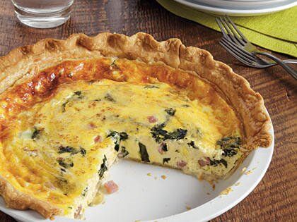 Prepare a warm, filling Ham, Swiss and Spinach Quiche for a breakfast dish that the whole family is sure to love. Quiche Pie, Ham Quiche, Quiche Vegan, Spinach Quiche Recipes, Spinach Quiche, Cheese Quiche, Breakfast Quiche, Quiche Recipe, Egg Dish