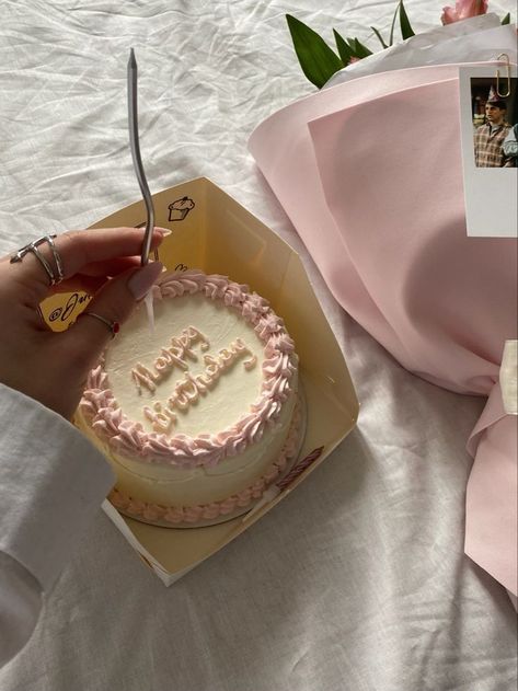 Birthday Cake In Bed Aesthetic, Hbd Cake Aesthetic, 19 Cake Ideas, B Day Cake Aesthetic, Hbd Aesthetic, Hbd Cake, B Day Cake, White Birthday Cakes, Happy Birthday 18th