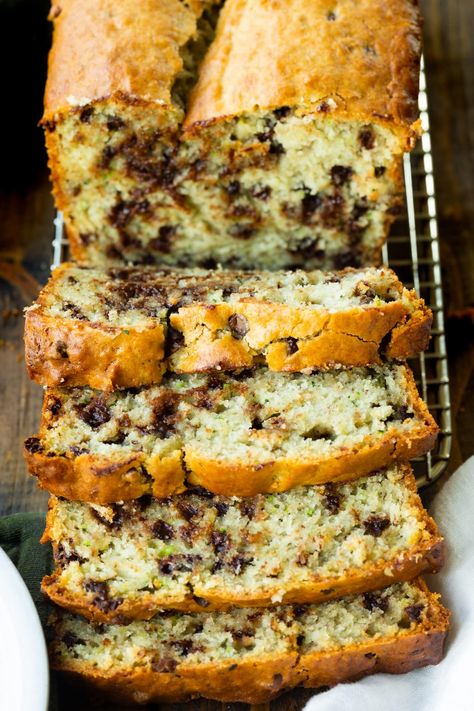 This chocolate chip banana zucchini bread is a great after school snack that the kids love! #bananazucchinibread #quickbreadrecipe e #zucchinibread Zucchini Banana Bread Recipes, Banana Zucchini Bread, Banana Zucchini, Cheesecake Brownies Recipe, Zucchini Banana, Blackberry Cheesecake, Zucchini Banana Bread, Oh Sweet Basil, Krispie Treats Recipe