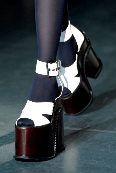 Vivienne Westwood Fall 2012 Ready-to-Wear Collection Photos - Vogue Funky Shoes, Aesthetic Shoes, Naomi Campbell, Crazy Shoes, Pretty Shoes, Dream Shoes, Looks Style, Suho, Vivienne Westwood