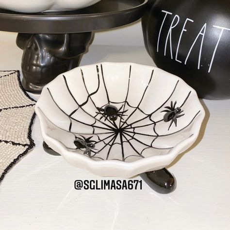 White & Black Ceramic Spiderweb Footed Halloween Dish Dimensions In The Photos Brand New Without Tags Very Hard To Find! Only One Available! Price Is Firm! Bin#1 Spooky Pottery, Halloween Ceramics, Spider Web Halloween Decorations, Pumpkin Tea Lights, Halloween Led Lights, Halloween Haunted House Decorations, Halloween Dishes, Pumpkin Tea, Teal Pumpkin