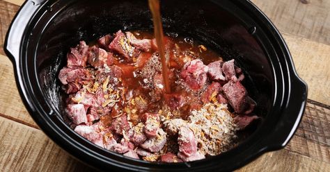 This slow cooker recipe gets tons of flavor from premixed soup seasoning, and it is so worth it. Steak Soup, Slow Cooker Kitchen, Slow Cooker Steak, Steak And Onions, Crockpot Beef, Soup Recipes Slow Cooker, Crockpot Dishes, Onion Soup Mix, Beef Recipes Easy