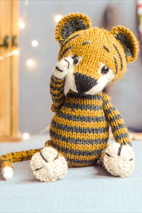 Tiger Knitting Pattern Free, Knitted Tiger Free Pattern, Tiger Knitting Pattern, Crochet Pictures, Christmas Knitting Patterns Free, Knitted Stuffed Animals, Knitted Toys Free Patterns, Circular Knitting Machine, Chocolate Boxes