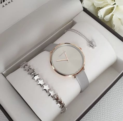 Trendy Watches Women, Stylish Watches For Girls, Elegant Watches Women, Watches Women Simple, Womens Designer Watches, Pretty Watches, Girls Watch, Diamond Watches Women, Casio Vintage