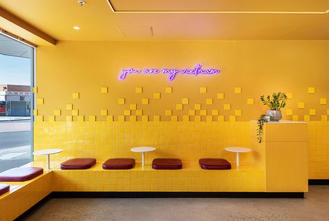 Yellow Restaurant Interior, Che Dessert, Dessert Cafe Interior, Yellow Restaurant, Interior Design Yellow, Burger Design, Craft Spaces, Cafe Shop Design, Coffee Shop Design