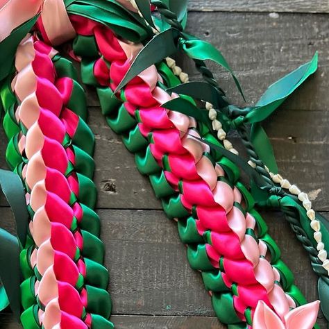 sᴡᴇᴇт Lɪĸᴏ Lᴇɪs + ᴄʀᴀꜰтs on Instagram: "My Double Ribbon Lei with Ribbon flowers x Ribbon Ti-Leaf Lei with dove tail shell lei 💚loving the color way and everyting about this. This is part of a cute little set, which will be available to purchase in my shop once my shop comes back up!   Mahalo @itzdananay for the order!   #sweetlikoleis #keepdaleigamestrong #sweetlikoleispopup #smallkinebusiness #supportlocalsmallbusiness #sweetlikoleisshop #shopsweetlikoleis #ribbonleis #moneyleis #candyleis #freshleis #leipoo #leihaku #leisfordays #lifeofthecraft #madewithaloha #madeinthebay #bayarea #calishinealohavibes #sweetlikoleivibes leispopup #smallkinebusiness #supportlocalsmallbusiness #sweetlikoleisshop #shopsweetlikoleis #ribbonleis #moneyleis #candyleis #freshleis #leipoo #leihaku #leisforday Double Ribbon Lei, Ti Leaf, Candy Lei, Aloha Vibes, Ribbon Lei, Dove Tail, Graduation Leis, The Order, Ribbon Flowers