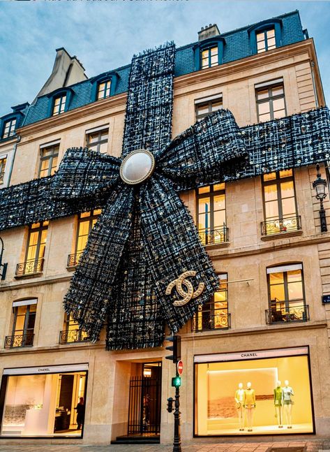 Rue du Faubourg Saint-Honoré, Parid Chanel Christmas, Paris Chanel, Chanel 2024, London Christmas, Xmas Trees, Paris Photos, Noel Christmas, Christmas Time, Canon