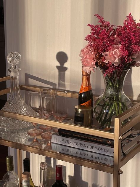 Vintage Glassware Bar Cart, Bev Cart Ideas, Classy Bar Cart Ideas, Luxury Bar Cart, Barcart Decorating Ideas, Mini Cocktail Bar Ideas, Bar Cart Ideas Apartments, Bar Small Apartment, Home Bar Aesthetic