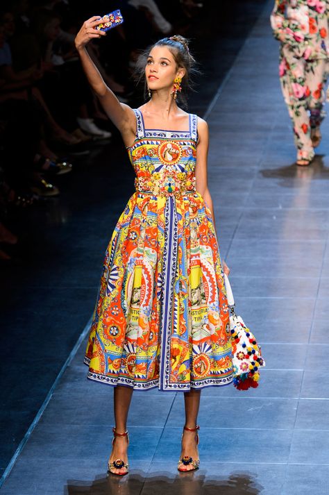 Dolce Gabbana Outfits Women, Dolce And Gabbana Summer Dress, Dolce And Gabbana Outfit, Dolce And Gabbana Dresses, Dolce And Gabbana Summer, Dolce And Gabbana Clothes, Dolce And Gabbana Dress, Spring Dress Trends, Dolce And Gabbana Runway