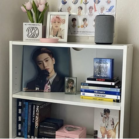 Corner Shelf Aesthetic, Kpop Albums Shelf Ideas, Nct Collection Aesthetic, Kpop Room Aesthetic Minimalist, Shelf Decor Kpop, Kpop Shelves Ideas, Nct Room Aesthetic, Kpop Shelf Organization, Album Shelf Ideas