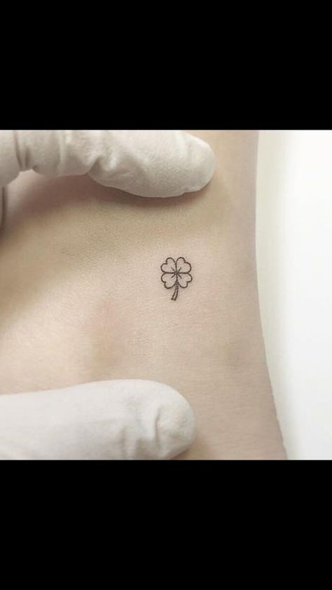 Penny Tattoo Simple, 4 Leaf Clover Tattoo For Women, Quadrifoglio Tattoo, Small Shamrock Tattoo, Irish Clover Tattoo, Clover Tattoo Ideas, 4 Leaf Clover Tattoo, Penny Tattoo, Hand Heart Tattoo