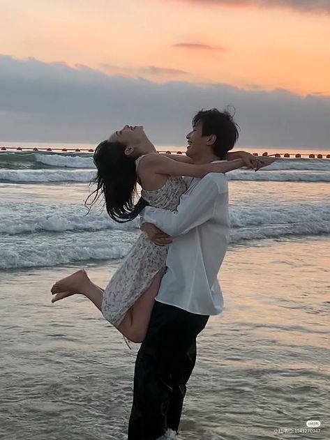 Couple Fits, Celebrity Casual Outfits, 사진 촬영 포즈, Ulzzang Couple, Photoshoot Themes, Korean Couple, Couples Poses For Pictures, Couple Photography Poses, Her Eyes