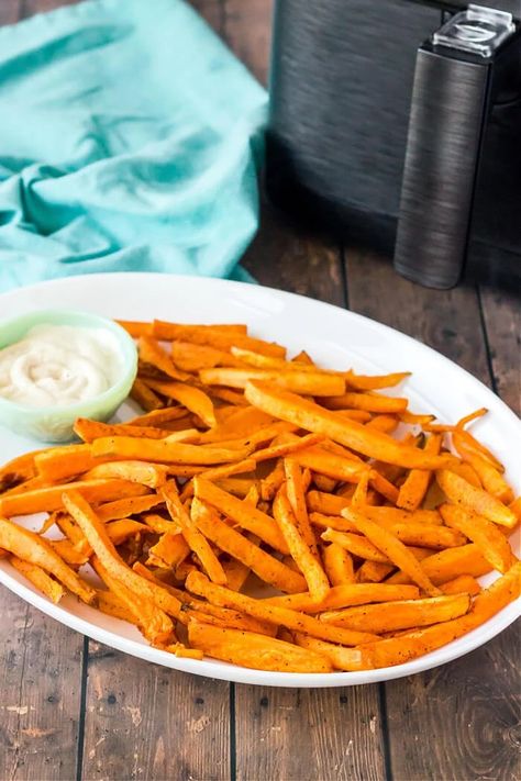 CRISPY SWEET POTATO FRIES AIR FRYER Best Carrot Recipe, Carrot Fries Baked, Air Fryer Sweet Potato Fries, Making Sweet Potato Fries, Frozen Sweet Potato Fries, Tahini Dip, Crispy Sweet Potato Fries, Spicy Curry, Carrot Fries