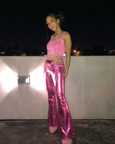 Metallic Outfit Ideas Concert, Pink Metallic Pants Outfit, Bad Gyal Outfits, Top Brillo, Y2k Club Outfits, Metallic Pants Outfit, Coldplay Concert Outfit, Homecoming 2023, Harry Outfits