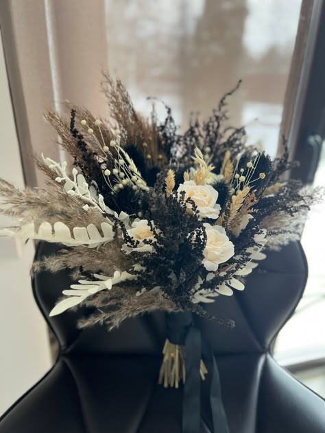 Black Boho Wedding Bouquet, Black Wedding Dress Bouquet, Black Theme Wedding Decoration, Western Bridal Bouquet, Black And White Flower Arrangements, Bouquet With Thistle, Black And White Boho Wedding, Black And Beige Wedding, Black Boho Wedding