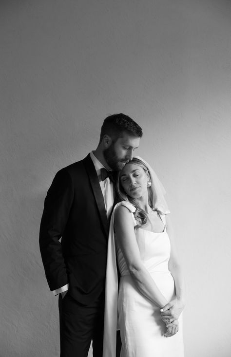 In Studio Wedding Portraits, Studio Wedding Pictures, Bride And Groom Studio Photoshoot, Minimalist Wedding Photoshoot, Short Bride Tall Groom Pictures, Studio Bridal Portraits Couple, Engagement Photo Studio, Indoor Wedding Ceremony Photos, Modern Wedding Poses