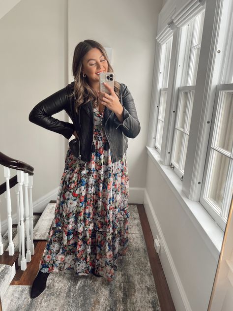 Floral Maxi Dress Winter Outfit, Maxi Dress Leather Jacket Outfit, Business Casual Maxi Dress, Fasion2022 Casual, Business Casual Plus Size Women, Tiered Maxi Dress Outfit, Maxi Dress With Leather Jacket, Plus Size Maxi Dress Outfit, Fall Maxi Dress Outfit