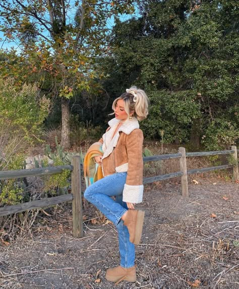 Delaney Childs, Going Out Outfits Casual, Ugg Outfits, Dinner Outfit Fall, Uggs Outfits, Pumpkin Patch Outfit, Estilo Indie, Skandinavian Fashion, Autumn Winter Outfits