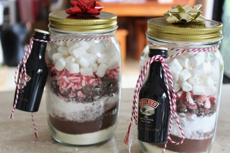 Spiked Hot Cocoa, Hot Chocolate In A Jar, Christmas Jar Gifts, Chocolate Jar, Spiked Hot Chocolate, Hot Cocoa Gift, Diy Hot Cocoa, Galaxy Slime, Christmas Outside