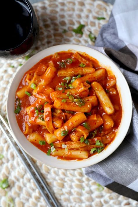 Tteokbokki - Spicy Korean Rice Cakes - Pickled Plum Food And Drinks Tteokbokki Recipe, Korean Recipe, Spicy Dinner Recipes, Korean Rice Cake, Rice Cake Recipes, Rice Recipes For Dinner, Fish Cakes, Hot And Spicy, Spicy Korean