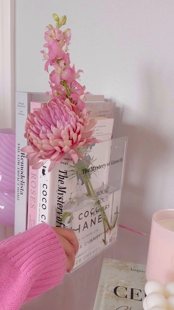 aesthetic, room decor, flower vase, book Book Vase For Flowers, Uni House, Cute Vase, Bedroom Moodboard, Book Vase, Amsterdam Apartment, Office Aesthetic, Acrylic Vase, Roses Book