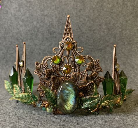 Part of the elements series this Earth tiara has a wonderful labradorite for the focal and green leaves that have been painted with just a touch of gold. Fantasy Crown Queens, Nature Crown, Fantasy Crown, Crown Aesthetic, Crown Art, Fairy Crown, Forest Elf, Crystal Headpiece, Magical Jewelry