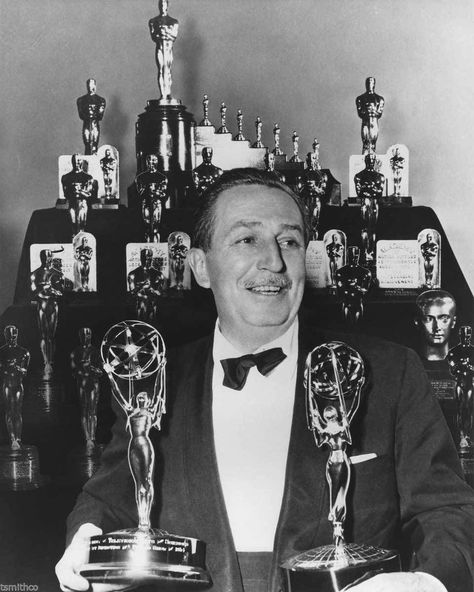 Walt Disney Oscar Award* Christmas Pictures Free, Funny Christmas Pictures, Walter Elias Disney, Disney Pics, Oscar Award, Septième Art, Popular People, Face Characters, Walt Disney Company