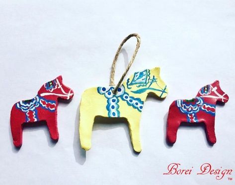 These cute little Dala Horses are super easy to make already using inexpensive no mess clay but add in a free printable pattern and you can churn them out in no time for Christmas! Multicultural Christmas, Scandinavian Crafts, Gift Tag Ornaments, Swedish Crafts, Swedish Christmas Decorations, Clay Horses, Multicultural Activities, Tag Ornaments, Clay Gifts