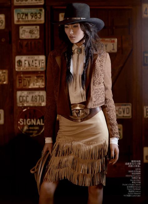 Liu Wen by Mark Segal for Vogue China May 2011 Wild West Outfits, Bohemian Cowgirl, Cowgirl Couture, Modern Cowgirl, Liu Wen, Cowgirl Look, Wilde Westen, Looks Country, Chapeau Cowboy