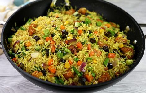 Ingredients For Fried Rice, All Nigerian Recipes, Nigerian Fried Rice, Cooking Fried Rice, Make Fried Rice, Making Fried Rice, Cheesy Chicken Broccoli, Broiled Chicken, Nigerian Recipes