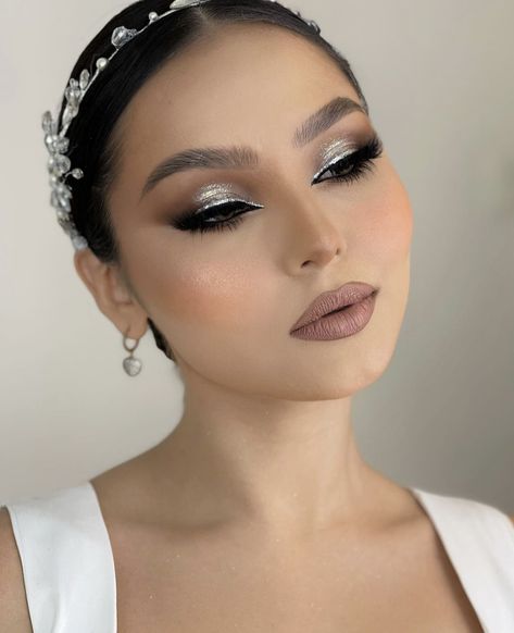 Silver Glam Eye Makeup, Silver Bride Makeup, Quince Silver Makeup, White And Silver Makeup Looks, Prom Glam Makeup Silver, Glam Makeup Silver, Silver Wedding Makeup, Silver Bridal Makeup, White Silver Makeup