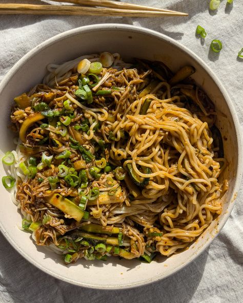 Enoki Mushroom Recipe, Mushroom Noodles, Mushroom Ramen, Quick Lunch, Sriracha Sauce, Mushroom Sauce, Quick Lunches, Yummy Lunches, Noodle Recipes