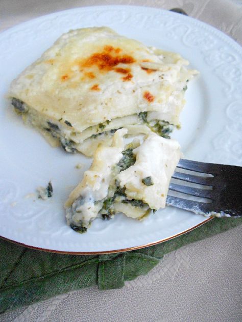 Guys, I am so excited to finally be sharing this dish with you! I have wanted to for so long but every time I made it, I wasn't able to ... Lasagna Recipe With Bechamel, Lasagna Bechamel, Easy Spinach Lasagna, Spinach Lasagna Recipe, Bechamel Sauce Recipe, Italian Foods, Spinach Lasagna, Bechamel Sauce, Tasty Pasta