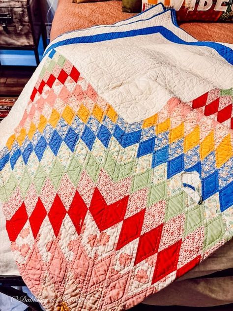 Colorful vintage quilt for quilt jackets. Vintage Aesthetic Bedroom, Vintage Ski Lodge, Quilt Jackets, Vintage Collections, Quilt Coat, Quilting Frames, Heirloom Quilt, Womens Quilted Jacket, Antique Home Decor