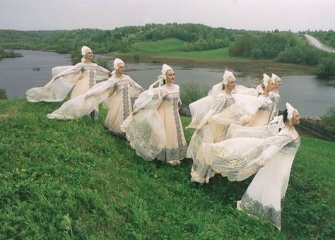 Winter Princess, Group Of Women, Modern Fairytale, Russian Culture, Russian Fashion, White Dresses, Photography Inspo, A Group, Dark Fantasy