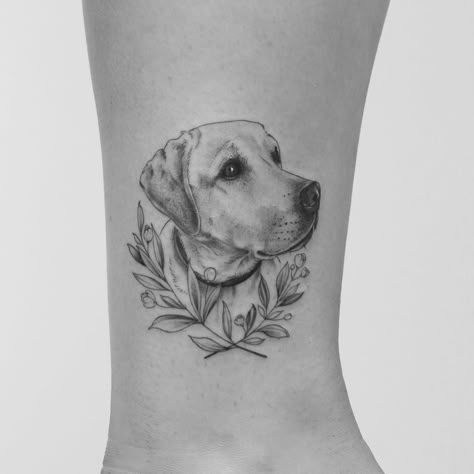 Minnie on Instagram: “Georgia’s special boy ❤️ swipe for reference #goldenlab #labrador #labradorretriever #labradortattoo #dogtattoo #dogsofinstagram #goodboy…” Labrador Tattoo, Tattoo Perro, Tatoo Dog, Tattoos For Dad Memorial, Dog Portrait Tattoo, Dragon Tattoo Meaning, Puppy Tattoo, Small Dog Tattoos, Dog Memorial Tattoos