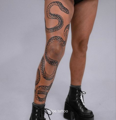 Aloe Vera Tattoo, Cool Back Tattoos, Black And White Snake, Snake Tattoos, Wrap Tattoo, Traditional Style Tattoo, Snake Tattoo Design, Wrist Tattoos For Guys, Medusa Tattoo