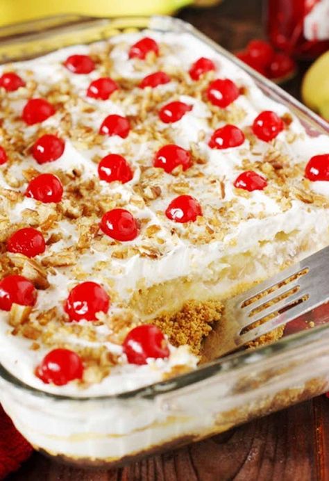 Craftaholics Anonymous® | 30+ No Bake Desserts for Summer Banana Split Cake Recipe, Puding Pisang, Banana Split Dessert Recipes, Banana Splits Sundae, The Kitchen Is My Playground, Banana Cake Recipes, Banana Split Cake, Split Cake, Banana Split Dessert