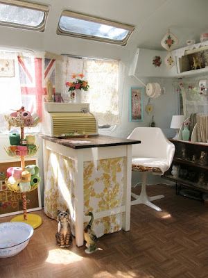 How to Make Space for a Craft Studio When You Don't Have Any Space Vans Vintage, Fashion Truck, Mobile Store, Vintage Airstream, Estilo Shabby Chic, Mobile Business, Mobile Boutique, Camper Living, Interior Vintage