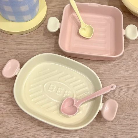 💕Handcrafted Macaron- Colored Pink and White Ceramic Baking Dish - Dual Handles #plates #kitcheninspiration #ceramicdish #bakingdish Barang Aesthetic, Kim Samuel, Pink Dishes, Ceramic Baking Dish, Cute Furniture, Dining Plates, Dessert Bowl, Pink Kitchen, Cute Kitchen