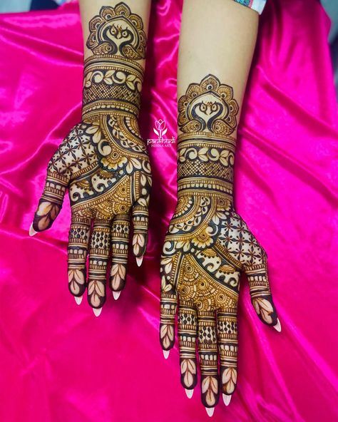 Sakshi’s engagement henna 💍✨ Peacocks are requested from @sonias_henna_art ___________________________________________________ Email: dimple.shah.nvs@gmail.com Instagram: https://www.instagram.com/pankhudihennaart/ Facebook: m.me/pankhudihennaart ___________________________________________________ #pankhudihennaart #henna #mehndi #mehandidesign #torontohennaartist #bramptonhennaartist #hennatattoo #mississaugahennaartist #bridetobe #bridalmehndi #hennaartist #scarboroughhennaartist #br... Engagement Mehndi Designs Unique, Mehandi Ideas, Designer Mehendi, Latest Mehndi Designs Wedding, Indian Mehendi, Engagement Henna, Peacock Mehndi Designs, Simple Mehandi, Mehandhi Designs